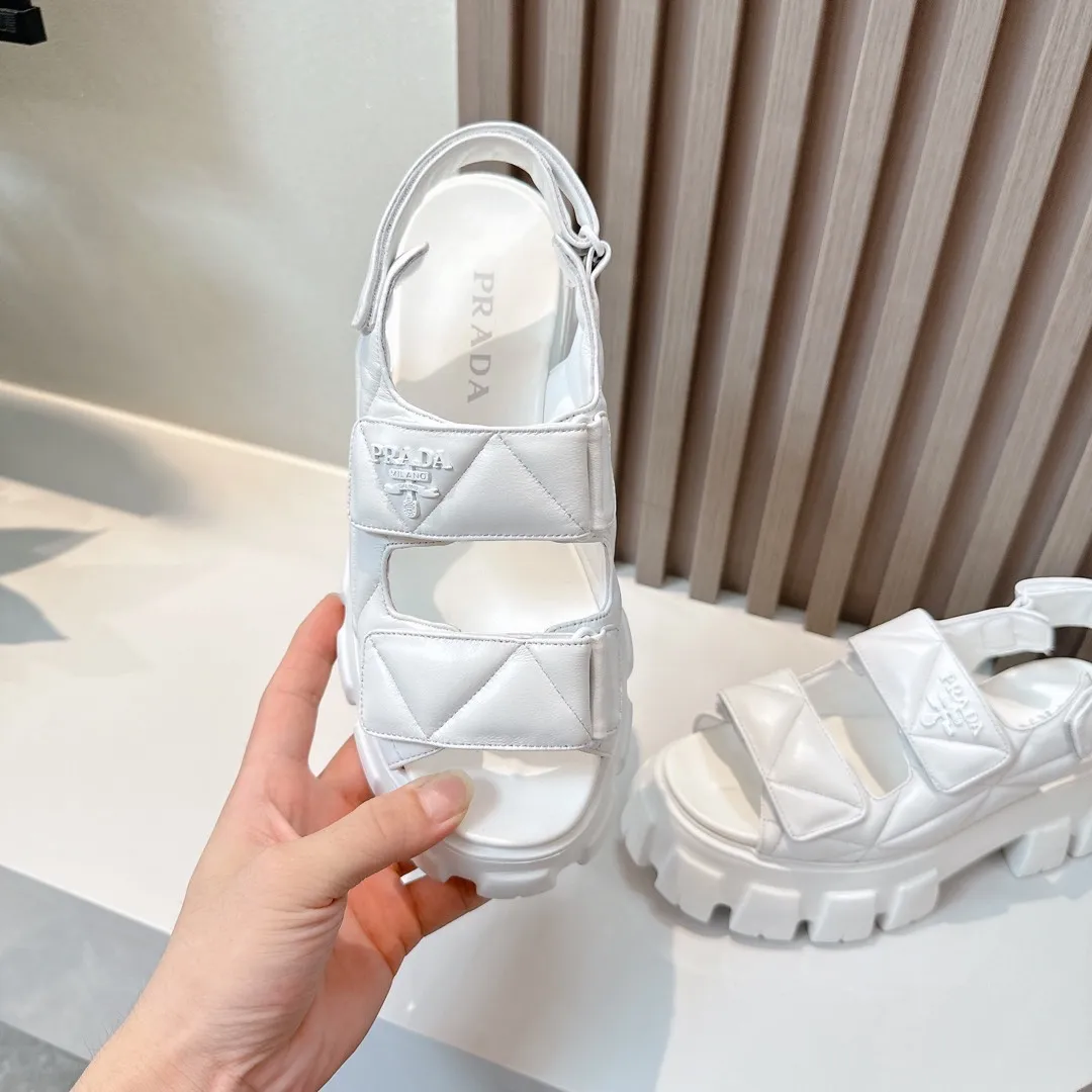 👟👟Ex-factory price 520👟👟 Prada 2024 new summer sandals series Thick-soled sandals This is a must-have for summer. It feels soft and delicate on the feet and is extremely comfortable. You can match it as you like. Original molded midsole. Original foaming technology tooth outsole, size 35-41.